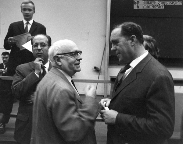 Theodor Adorno (links) und Heinrich Böll anläßlich der „Poetik-Vorlesung” Bölls in der Johann Wolfgang Goethe Universität, Frankfurt am Main (Mai 1964)